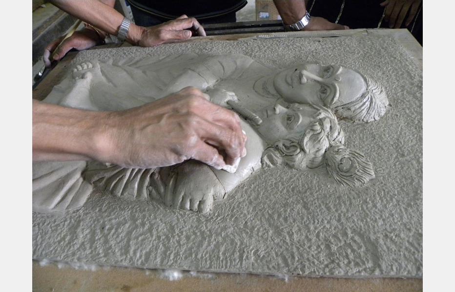 D Source Design Gallery On Making Of Sculpture Clay Carving D Source Digital Online Learning Environment For Design Courses Resources Case Studies Galleries Videos Plaster of paris freeform sculpture in a balloon. d source