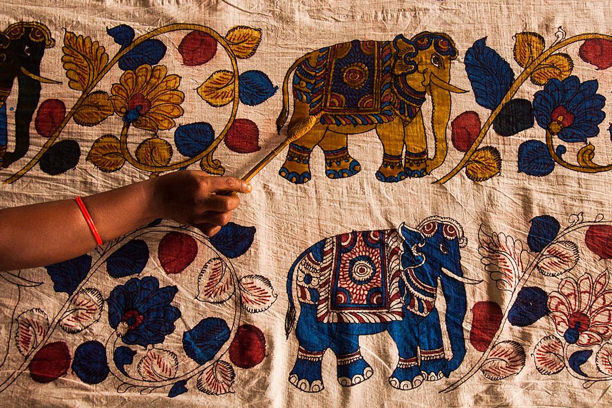 The cloth rolled on the pen absorbs excess of paint. col-sm-4